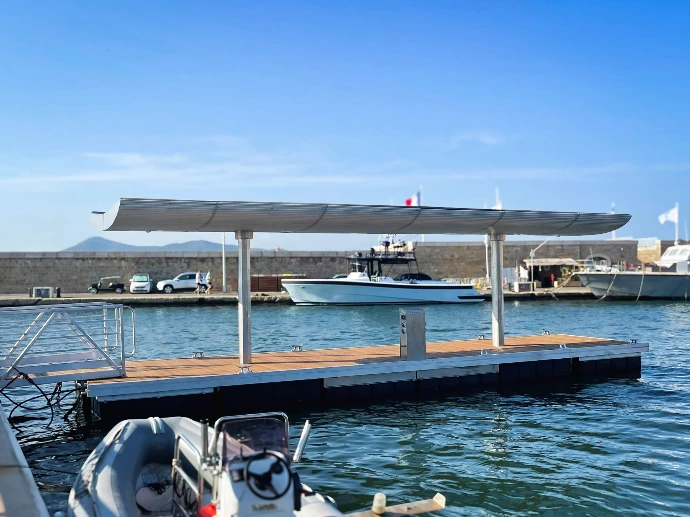 Ponton flottant Meltem® Noto installé dans le port de Saint - Tropez. Le ponton est équipé d'une ombrière solaire, un récif artificiel.