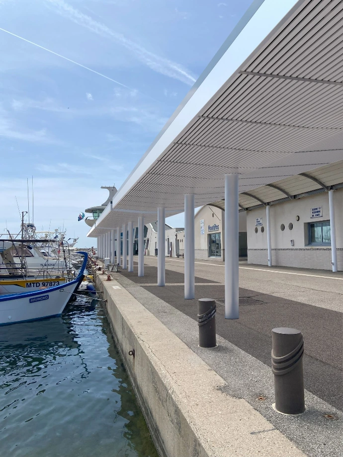Ombrière photovoltaïque Statera adaptée à l'environnement portuaire